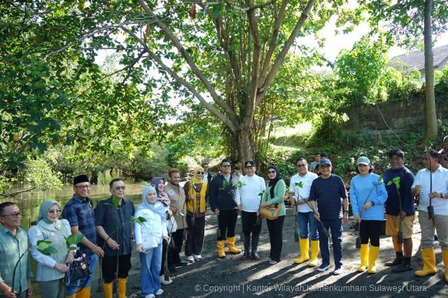 Kakanwil Kemenkum Sulut Tanam Mangrove : Tanggung Jawab untuk Mencintai dan Melindungi Sekaligus Memelihara Lingkungan 