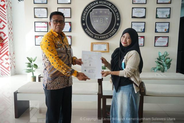 Kemenkum Sulut Serahkan Sertifikat Pendaftaran Merek Global Permana Solusi Tekindo (GPST)